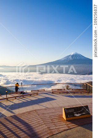 日本風景“富士山和雲海” 日本風景“富士山和雲海” 109256837