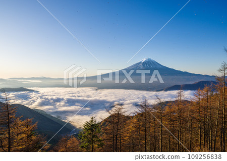 日本風景“富士山和雲海” 109256838