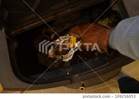 The sweet and fluffy roasted sweet potato is ready. The sweet and fluffy roasted sweet potato is ready. 109256853