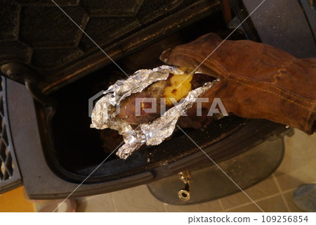 香甜鬆軟的烤地瓜就做好了。 香甜鬆軟的烤地瓜就做好了。 109256854