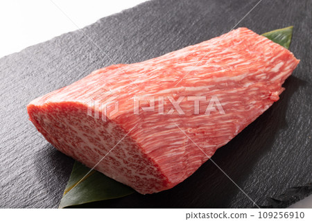 Kuroge Wagyu beef Tomosankaku for roast beef (Sendai beef) Kuroge Wagyu beef Tomosankaku for roast beef (Sendai beef) 109256910