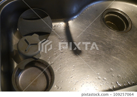 Clean the sink you use every day, and sometimes even the drain. Clean the sink you use every day, and sometimes even the drain. 109257064