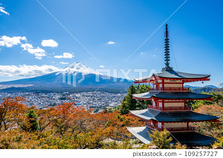Arakurayama Sengen Park, majestic Mt. Fuji and vermilion five-storied pagoda, autumn leaves of cherry blossoms, autumn 109257727