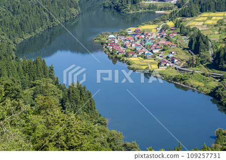 福島縣秋季陽光明媚的金山町只見線列車和大志村 109257731