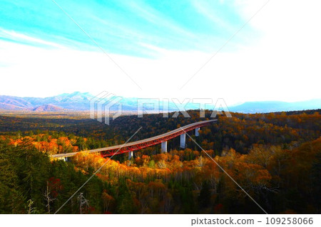 Hokkaido's fiery autumn and brocade autumn, October, the autumn leaves of Sounkyo, and Mikuni Pass with a view of Mt. Kurodake. 109258066