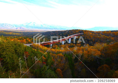Hokkaido's fiery autumn and brocade autumn, October, the autumn leaves of Sounkyo, and Mikuni Pass with a view of Mt. Kurodake. 109258069
