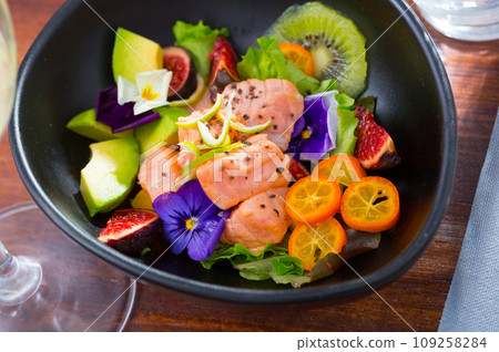 Salmon ceviche with avocado, kiwi and figs 109258284