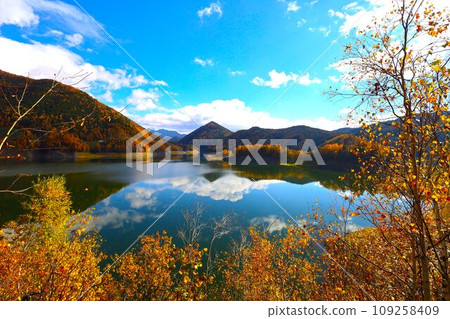 石徠川的源頭,大雪湖畔的鏡湖,火紅的秋天,錦繡的北海道,十月,層雲峽的秋葉,穿越黑嶽山。 石徠川的源頭,大雪湖畔的鏡湖,火紅的秋天,錦繡的北海道,十月,層雲峽的秋葉,穿越黑嶽山。 109258409