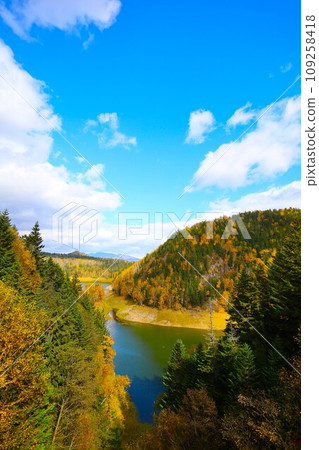 石徠川的源頭,大雪湖畔的鏡湖,火紅的秋天,錦繡的北海道,十月,層雲峽的秋葉,穿越黑嶽山。 石徠川的源頭,大雪湖畔的鏡湖,火紅的秋天,錦繡的北海道,十月,層雲峽的秋葉,穿越黑嶽山。 109258418