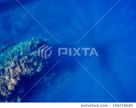 希里佐海灘 (Hirizo Beach) 美麗的藍色大海、光線和黃鰭海雕群。從靜岡縣伊豆半島加茂郡南伊豆町中木出發 希里佐海灘 (Hirizo Beach) 美麗的藍色大海、光線和黃鰭海雕群。從靜岡縣伊豆半島加茂郡南伊豆町中木出發 109258680