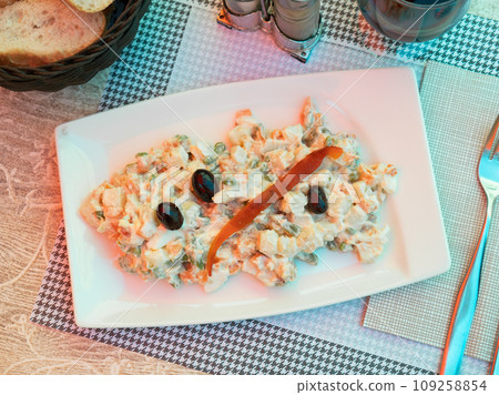 Traditional Spanish salad with tuna, olives and egg 109258854