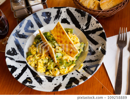 Scrambled eggs with prawns and asparagus Scrambled eggs with prawns and asparagus 109258889