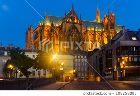 Metz cityscape with illuminated Cathedral of Saint Stephen at summer twilight Metz cityscape with illuminated Cathedral of Saint Stephen at summer twilight 109258895