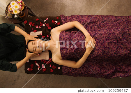 接受美容師按摩的婦女 109259487