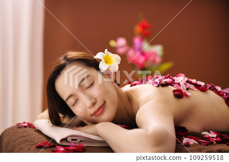 年輕女性的美容美容院形象 年輕女性的美容美容院形象 109259518