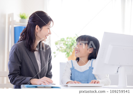 Elementary school students studying at a cram school 109259541