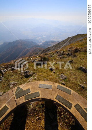 11月，眺望紅葉深邃的伊吹山、近畿地區與東海地區之間的獨立山峰、秋日晴朗的天空以及世界分界線關原。 109259635