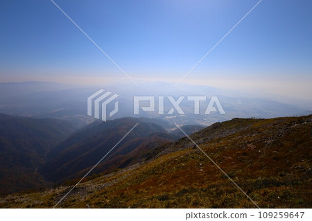 11月,眺望紅葉深邃的伊吹山、近畿地區與東海地區之間的獨立山峰、秋日晴朗的天空以及世界分界線關原。 11月,眺望紅葉深邃的伊吹山、近畿地區與東海地區之間的獨立山峰、秋日晴朗的天空以及世界分界線關原。 109259647