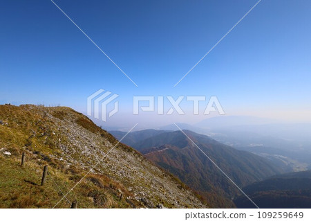 11月,眺望紅葉深邃的伊吹山、近畿地區與東海地區之間的獨立山峰、秋日晴朗的天空以及世界分界線關原。 11月,眺望紅葉深邃的伊吹山、近畿地區與東海地區之間的獨立山峰、秋日晴朗的天空以及世界分界線關原。 109259649