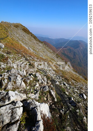 11月，眺望紅葉深邃的伊吹山、近畿地區與東海地區之間的獨立山峰、秋日晴朗的天空以及世界分界線關原。 109259653