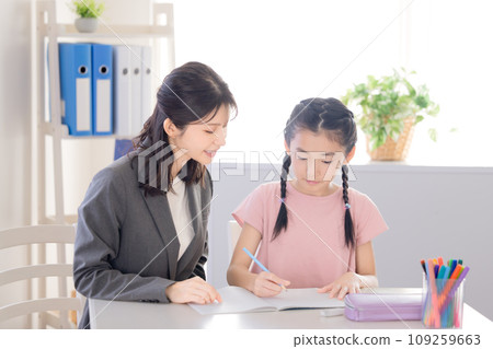 Elementary school students studying at a cram school Elementary school students studying at a cram school 109259663