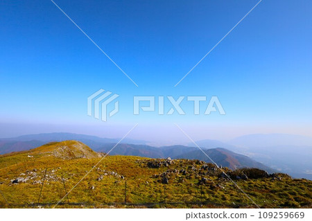 11月,眺望紅葉深邃的伊吹山、近畿地區與東海地區之間的獨立山峰、秋日晴朗的天空以及世界分界線關原。 11月,眺望紅葉深邃的伊吹山、近畿地區與東海地區之間的獨立山峰、秋日晴朗的天空以及世界分界線關原。 109259669