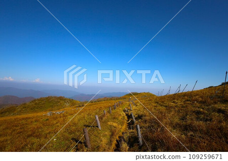 In November, look out at Mt. Ibuki with its deep autumn leaves, an independent peak between the Kinki and Tokai regions, a clear autumn sky, and Sekigahara, the dividing line between the worlds. 109259671