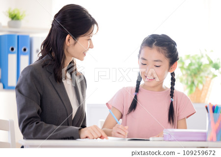 Elementary school students studying at a cram school Elementary school students studying at a cram school 109259672