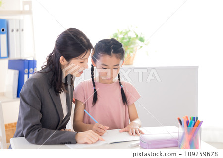 Elementary school students studying at a cram school Elementary school students studying at a cram school 109259678