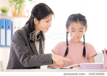 在補習班學習的小學生 在補習班學習的小學生 109259680