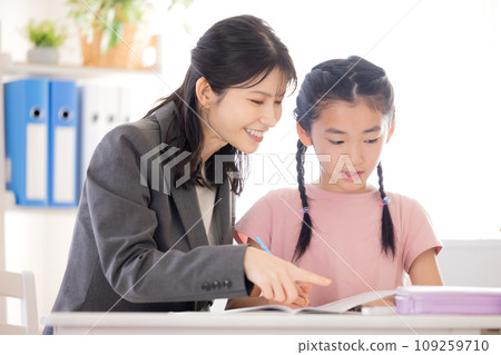 在補習班學習的小學生 在補習班學習的小學生 109259710