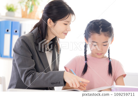 Elementary school students studying at a cram school Elementary school students studying at a cram school 109259711