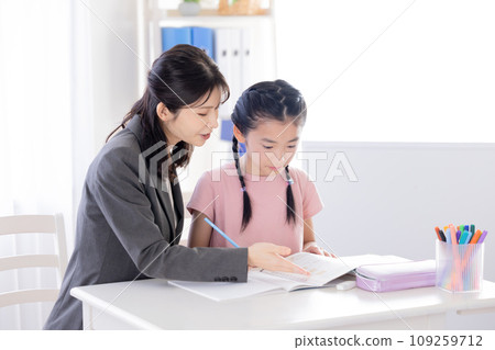 在補習班學習的小學生 109259712