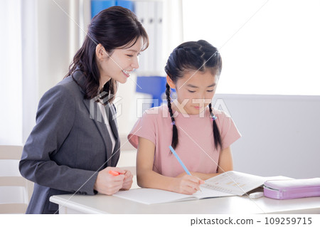 Elementary school students studying at a cram school 109259715
