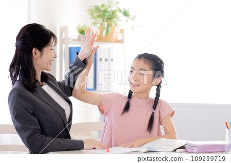 在補習班學習的小學生 在補習班學習的小學生 109259719