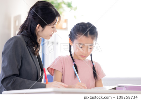 在補習班學習的小學生 109259734