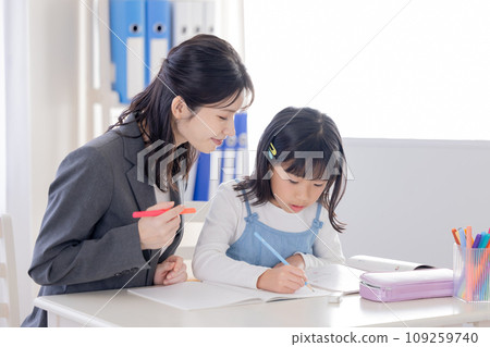 Elementary school students studying at a cram school 109259740