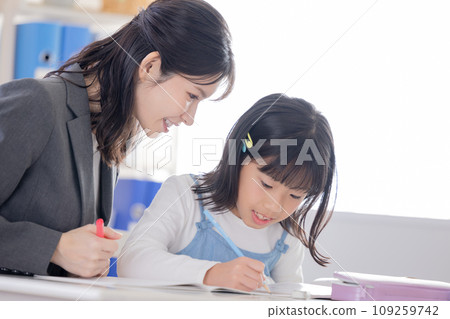 在補習班學習的小學生 109259742