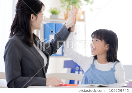 Elementary school students studying at a cram school 109259745