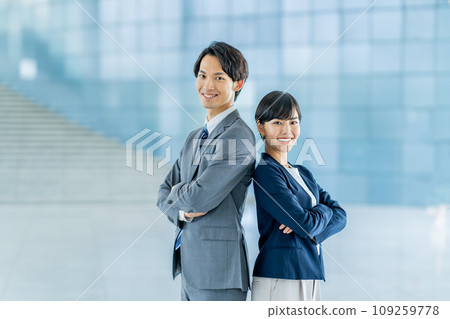 一個雙臂交叉的商務人士。 109259778