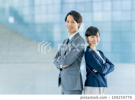 一個雙臂交叉的商務人士。 109259779