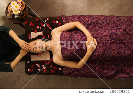 Woman receiving a massage from an esthetician 109259801