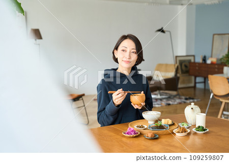 吃早餐的婦女在客廳 109259807