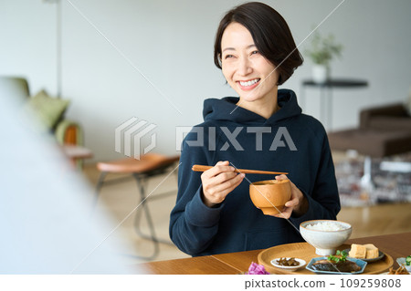 吃早餐的婦女在客廳 109259808