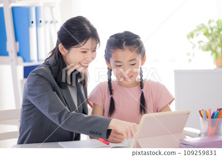 Elementary school students studying at a cram school 109259831