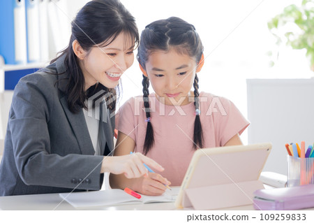 在補習班學習的小學生 在補習班學習的小學生 109259833