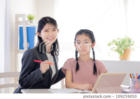 在補習班學習的小學生 在補習班學習的小學生 109259850