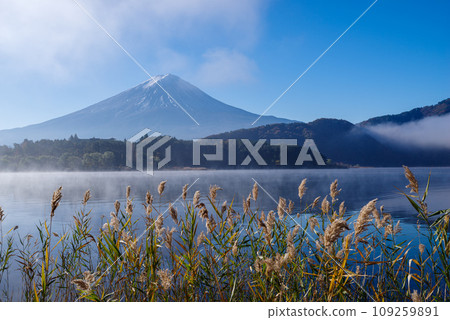 日本風景“富士山和紅葉” 109259891