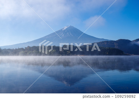日本風景“富士山和紅葉” 109259892
