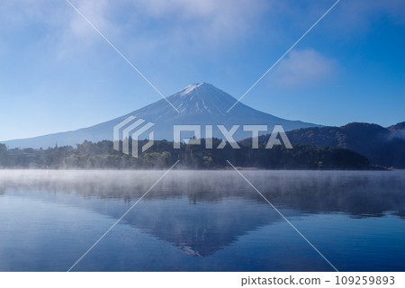 日本風景“富士山和紅葉” 109259893